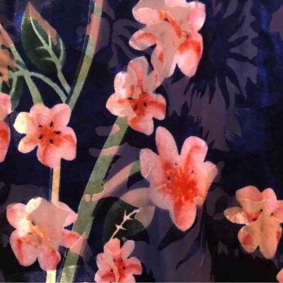 🆕 Zara • blue & pink floral print velvet short sleeve blouse top - Picture 14 of 16